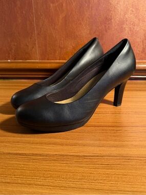 Clarks AMBYR Pumps Sz 8 W Black Leather Slip-Ons 2-1/2" High Heels - EUC